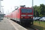 143 333-3 mit RE 18590 von Berlin Hbf(tief)nach Warnemnde bei der Einfahrt in Warnemnde.04.07.2015    nach der Ankunft saen die Reisenden erstmal auf dem Bahnsteig da keine Klimaanlage vorhanden