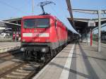 112 122-7 mit RE 33115 von Rostock Richtung Lutherstadt Wittenberg wartet auf die Ausfahrt im Rostocker Hbf,links steht 120 156-5(25.06.10)