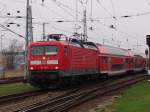 112 117-7(BW Cottbus)mit dem damals noch fahrenden RE5 von Rostock Richtung Elsterwerda hier bei der Ausfahrt im Rostocker Hbf.(22.04.06)