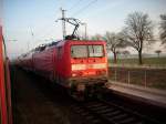 114 006 schob am 12.April 2009 den RE Elsterwerda-Stralsund aus den Bahnhof von Klein Bnzow.