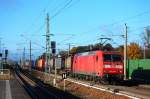 145 031-1 mit einem Containerzug in Rathenow in Richtung Wustermark.