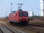 145 011-3 Bei der Durchfahrt beim Haltepunkt Rostock-Toitenwinkel am 12.08.06