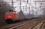 152 098-2 mit einem fast leeren Containerzug in Golm in Richtung Marquardt unterwegs.