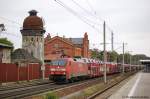 152 082-4 mit einem Opel Astra Autotransportzug in Rathenow Richtung Stendal unterwegs.