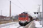 155 183-7 mit einem gemischten GZ bei der Einfahrt in den Bahnhof Rathenow.