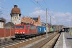 155 151-4 mit Containerzug in Rathenow in Richtung Stendal unterwegs.