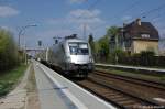 ES 64 U2 - 100 (182 600-7) Hupac im Dienst fr Raildox mit Hackschnitzelzug in Priort in Richtung Marquardt unterwegs.