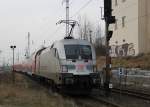 Die Freude war bei mir und Patrick B gro als 182 004-2 mit RE 37383 von Wismar nach Cottbus im Bahnhof Bad Kleinen vor die Kamera kam,wir hatten auf dem Weg von Lbeck nach Bad Kleinen schon drber