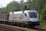 ES 64 U2-102 mit Holzzug von Rostock-Bramow vermutlich mit Ziel Halle kurz vor der Ausfahrt im Bahnhof Rostock-Bramow.01.06.2013