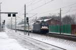 ES 64 U2 - 070 (182 570-2) MRCE Dispolok GmbH fr DB Fernverkehr AG mit einem defekten ICE 2 402 038-4  Saarbrcken , bei der langsamen Durchfahrt in Rathenow.