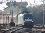 ES 64 U2-027 mit dem Italien-Zug von Treviso nach Rostock-Seehafen bei der Durchfahrt im Bahnhof Bad Kleinen.06.02.2016