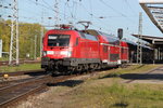 James Bond Agent 182 007-5 mit RE4306 von Rostock Hbf nach Hamburg Hbf bei der Ausfahrt im Rostocker Hbf.05.05.2016