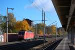 185 145-0 mit Flachwagen in Rathenow in Richtung Stendal.