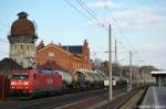 185 191-4 mit einem Kesselzug in Rathenow in Richtung Stendal unterwegs.