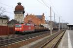 185 192-2 mit Flachwagen in Rathenow in Richtung Stendal unterwegs.