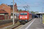 185 289-6 mit einem Opel Astra-Autozug bei der Einfahrt in den Bahnhof Rathenow.