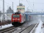 BR 185 193-0 mit Containerzug passiert den Bf Tostedt am 03.02.2012