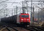 185 249-0 fuhr mit Kessewagen Richtung Hamburg-Waltershof durch Hamburg-Harburg recht´s steht die Raildox 293 002-2.Aufgenommen am 29.03.2014