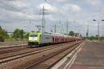 185 562-6 ITL - Eisenbahngesellschaft mbH mit einem VW-Caddy Autotransportzug von Poznan nach Emden in Berlin-Schönefeld Flughafen.