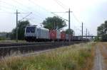 185 671-5 der RAILPOOL mit einem Containerzug zwischen Growudicke und Rathenow in Richtung Wustermark.