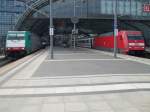 Treffen im Berliner Hbf.links steht 186 135-0 mit D 1249 von Berlin Zoologischer Garten Richtung Saratov.(10.07.10)