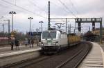 193 831-5 ELL - European Locomotive Leasing für SETG - Salzburger Eisenbahn TransportLogistik GmbH mit einem leeren Holzzug von Niedergörne nach Rostock, bei der Durchfahrt in Wittenberge.