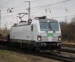 Railpool/SETG-Vectron 193 814-1 mit Holzzug von Stendal-Niedergrne nach Rostock-Bramow  bei der Durchfahrt im Rostocker Hbf.15.03.2015