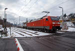 Die 152 087-3 (91 80 6152 087-3 D-DB) der DB Cargo AG fährt am 21.01.2023 mit einem Ethylendichlorid (Gefahrgut-Nr. 336/1184) beladenen Kesselwagenzug durch Niederschelden (Sieg) in Richtung Siegen.

Die Siemens ES64F wurde 2000 noch von Krauss-Maffei in München-Allach unter der Fabriknummer 20214 gebaut.

Die DB Baureihe 152 (Siemens ES64F):
Für den Güterverkehr benötigte die Deutsche Bahn Mitte der 1990er-Jahre dringend neue leistungsstarke Lokomotiven. Als Teil des  großen Beschaffungsprogramms für Triebfahrzeuge  der Deutschen Bahn AG wurde nach einer im Jahr 1993 erfolgten Ausschreibung über drei Lokomotivbaureihen 1995 ein Vertrag zwischen DB AG und Krauss-Maffei Verkehrstechnik GmbH (mit dem Partner Siemens) über die Lieferung von 195 Güterzuglokomotiven der oberen Leistungsklasse der Baureihe 152 geschlossen. Der Vertrag beinhaltet eine Option über 100 weitere Lokomotiven, die in direktem Anschluss an die erste Serie zu liefern wären, d. h. in den Jahren 2001 bis 2003.

Technische Basis des Angebots und des Vertrags war die gemeinsam von Krauss-Maffei und Siemens entwickelte EuroSprinter-Familie. Aufgrund des modularen Konzepts der EuroSprinter-Familie und der positiven Betriebserfahrungen in Spanien, Portugal und in Deutschland konnten die technischen Verhandlungen, ausgehend vom funktionalen Lastenheft der DB AG, sehr zielstrebig und effizient geführt werden.

Bei Bau und Entwicklung der neuen Lokomotiven wurde auf neueste Erkenntnisse der Technik Rücksicht genommen. Der Führerstand verfügt über eine Klimaanlage und sogar ein Getränke-Kühlfach für den Lokomotivführer. Zur besseren Sicht bei Dunkelheit wurden, wie auch bei der Baureihe 101, Fernscheinwerfer eingebaut. Interessant sind bei diesen Lokomotiven auch die außen liegenden Scheibenbremsen. Zum Schutz der Umwelt wurden umweltverträgliche Kühlmittel und Lacke auf Wasserbasis verwendet. Die Baureihe 152 hat sich seitdem sehr gut bewährt und läuft, im Gegensatz zur 101, auch weitgehend störungsfrei.

Die ersten vier Lokomotiven wurden bereits 1997 in Betrieb genommen und mit Zulassung des Eisenbahn-Bundesamtes (EBA) geliefert. Ab 1998 lief die Serienlieferung planmäßig. Die ersten zehn Lokomotiven wurden seit dem Fahrplanwechsel im Mai 1998 in einem zehntägigen Umlauf Padborg - Basel eingebunden. Sie zeigten bisher keine Auffälligkeiten und arbeiten zur Zufriedenheit des Betriebes.

Die Abnahmefahrten erbrachten die Bestätigung, dass die im Lastenheft geforderte Leistungsfähigkeit in den vollen Umfang realisiert wurde. Anlässlich einer Vorführfahrt in Österreich wurde die Leistung sogar auf 7 MW gesteigert. Teilweise wurden schwere Güterzüge mit nur drei Motoren gefahren und in keinem der Fälle wurden die thermischen Grenzwerte der Bauteile erreicht. Bei einer Vorführfahrt durch die Schweiz nach Italien wurde ein 3.200-t-Tonerde-Zug mit über 640 kN Anfahrzugkraft in Doppeltraktion ruckfrei angefahren. Damit konnten die bei der Leistungsauslegung eingebauten Reserven wirkungsvoll nachgewiesen werden.

Die BR 152 ging in den Lokomotivbestand von der DB Cargo AG (zeitweise unter Railion bzw. DB Schenker Rail firmiert) ein und sollte dort in erster Linie die sechsachsigen Lokomotiven der BR 150 bzw. 151 ersetzen. Die Lokomotive kann aber auch im Personenverkehr eingesetzt werden. So ist die BR 152 dank hoher Leistung und Zugkraft z.B. sehr gut für schwere Doppelstockzüge im Wendezugbetrieb geeignet.

Zur Auslieferung aller bestellten 195 Stück der 152er kam es allerdings nicht, da wegen einer geringfügigen Überschreitung der Achslasten bekam die neue Baureihe bei der Österreichischen Bundesbahn (ÖBB) keine Zulassung. Man musste handeln. Die neuen Lokomotiven wurden dringend für den Güterverkehr nach Österreichisch benötigt, für eine weitere Neuentwicklung waren weder Zeit noch Geld vorhanden. So wurde die Bestellung über die letzten 25 Stück der BR152 storniert und in die Zweisystemloks Siemens ES64U2 (baugleich mit ÖBB Reihe 1116 - Zweisystemloks „Taurus“) umgewandelt. Diese Lokomotiven wurden im Jahr 2001 ausgeliefert und sind seitdem als Baureihe 182 bei der DB Cargo AG im Dienst.

Konstruktion:
Die Baureihe basiert auf dem von Siemens konstruierten Prototyp ES64P (127 001). Da jedoch klar war, dass die Maschinen doch ausschließlich im Güterverkehr eingesetzt werden sollten und eine Höchstgeschwindigkeit von 140 km/h als ausreichend angesehen wurde, konnte auf die Verwendung von voll abgefederten Fahrmotoren verzichtet und auf den wesentlich einfacheren und preisgünstigeren Tatzlager-Antrieb zurückgegriffen werden. Dieser gilt durch die Verwendung moderner Drehstrommotoren bei niedrigen Geschwindigkeiten als relativ verschleißarm. Die Kraftübertragung zwischen Wagenkasten und Drehgestellen erfolgt in Maffei-Tradition über kräftig dimensionierte und tief herunterreichende Drehzapfen sowie Flexicoilfedern.

Ansonsten entstand eine moderne Maschine mit Drehstromasynchron-Fahrmotoren und doppelten innenbelüfteten Scheibenbremsen. Eine teilredundante Ausführung von hochbeanspruchten Teilen im Antriebsstrang trägt ganz wesentlich zur hohen Zuverlässigkeit und Verfügbarkeit der Baureihe bei.

Der Haupttransformator ist unterflur zwischen den Drehgestellen angeordnet. Jedes Drehgestell verfügt über eine autarke elektrische Ausrüstung, bestehend aus drei Eingangsgleichrichtern in rückspeisefähiger Vierquadranten-Bauweise, Gleichspannungszwischenkreis und zwei Wechselrichtern (einer je Motor). Dadurch wird erreicht, dass bei Ausfall einer Komponente des Antriebsstrangs nicht das gesamte Drehgestell ausfällt, sondern sich lediglich die verfügbare Zugkraft reduziert. Als Leistungshalbleiter kommen wassergekühlte GTO-Thyristoren zum Einsatz. Die Bremskraft der elektrodynamischen Nutzbremse beträgt 150 kN im Bereich zwischen 10 km/h und 140 km/h.

Die Lokomotiven sind mit Zugsammelschiene für die Energieversorgung von Reisezügen sowie Wendezugsteuerung und Notbremsüberbrückung ausgerüstet, so dass sie auch im schweren Personenzugdienst eingesetzt werden können. Durch die Aufteilung der DB AG und Zuordnung der Loks zum Geschäftsbereich Güterverkehr der DB wurde davon seit Ende der 1990er Jahre kein Gebrauch mehr gemacht.

Der Maschinenraum wird von einem beide Führerstände verbindenden Mittelgang durchzogen. Beidseitig sind an den Außenwänden des Lokkastens die elektrische Ausrüstung, die Druckluft- und Bremsgeräte sowie die umfangreichen Kühleinrichtungen angeordnet. Alle Aggregate sind in Form von separaten, austauschbaren Modulen ausgeführt, die von oben in das Fahrzeug eingebracht werden. Dabei wurde auf möglichst kurze Verbindungen, insbesondere bei den Hauptstromleitungen geachtet. Die Steuerleitungen und die Verrohrung sind in Kanälen unter dem Mittelgang verlegt. Die Steuerungs- und Überwachungsgeräte sind an den beiden Enden des Maschinenraums konzentriert.

Die Führerstandsräume sind klimatisiert, wärme- und schallisoliert und verfügen über ein recht großzügiges Raumangebot. Annehmlichkeiten für den Triebfahrzeugführer sind darüber hinaus ein luftgefederter Sitz und ein Thermofach. Die Lokomotiven sind mit Einheitsführerständen ausgerüstet.

TECHNISCHE DATEN der BR 152 (Siemens ES64F):
Hersteller: Krauss-Maffei bzw. Siemens 
Baujahre: 1996-2001
Gebaute Anzahl: 170
Spurweite: 1.435 mm (Normalspur)
Achsformel: Bo´Bo´
Länge über Puffer: 19.580 mm
Drehzapfenabstand: 9.900 mm
Achsstand im Drehgestell: 3.000 mm
Treibraddurchmesser: 1.250 mm (neu) / 1.170 mm (abgenutzt)
Breite: 3.000 mm
Dienstgewicht: 86,7 t
Achslast: 21,75 t
Höchstgeschwindigkeit: 140 km/h
Dauerleistung: 6.400 kW (8.701 PS)
Anfahrzugkraft: 300 kN
Dauerzugkraft: 250 KN
Fahrmotoren: 4 Stück fremdbelüftete vierpolige Drehstrom-Asynchron-Motoren
Getriebeübersetzung: 3,95:1
Antriebsart: integrierter Tatzlagerantrieb
Stromabnehmer: SSS 87 (Einholm)
Stromsystem: 15 kV, 16 2/3 Hz

Elektrisches Antriebssystem: Wassergekühlte GTO-Stromrichter, 3 netzseitige Eingangsgleichrichter (4QS),
Gleichspannungszwischenkreis, 1 Pulswechselrichter pro Fahrmotor, Einzelachsregelung mit 75% Redundanz-

Steuerungs- und Leittechnik: 2 Zentrale Steuergeräte in SIBAS 32 mit integrierter AFB, ZWG, SIFA und zentraler Diagnose, 1 Farbdisplay und MFA pro Führerstand, LZB 80, Gleit- und Schleuderschutz K-Micro.

Bremsausrüstung: Elektrische Netzbremse, Knorr-Führerbremsventilanlage Typ HSM-MEP, Radscheibenbremse, 4 Federspeicher-Festhaltebremsen
