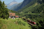 Nach Verlassen des Pfaffensprung-Kehrtunnels fahren zwei 185 der DB am 14.09.2016 in Richtung Gotthardtunnel