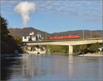 Zwei 185er der DB fahren als Lokzug über die Aare bei Aarburg.