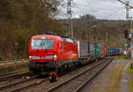 Die DB 193 337 (91 80 6193 337-3 D-DB) fährt am 06.04.2022 mit einem KLV-Zug durch Scheuerfeld (Sieg) in Richtung Siegen.