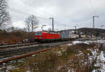 Die 193 323-3 (91 80 6193 323-3 D-DB) der DB Cargo AG fährt am 27.01.2023 mit einem „HUPAC“ KLV-Zug durch Rudersdorf (Kr.