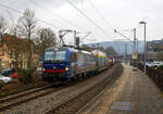 Eine für die Schweiz fahrende deutsche Lok...
Die an die SBB Cargo International vermietete 193 518  Ticino  (91 80 6193 518-8 D-SIEAG) der SüdLeasing GmbH (Stuttgart, eingestellt in Deutschland durch Siemens) fährt am 23.02.2023, mit einem KLV-Zug, durch Kirchen (Sieg) in Richtung Köln.

Die Siemens Vectron MS wurde 2019 von Siemens Mobilitiy in München-Allach unter der Fabriknummer 22700 gebaut. Eigentümer ist die SüdLeasing GmbH in Stuttgart (LBBW-Tochter) die 20 dieser Loks an die SBB Cargo International vermietet hat, eingestellt sind sie in Deutschland durch die Siemens Mobilitiy. Es besteht zudem eine Option für 20 weitere Fahrzeuge.

Diese Mehrsystem-Loks sind für den Einsatz auf dem Rhein-Alpen-Korridor vorgesehen und sind für den Betrieb in Deutschland, Österreich, Schweiz, Italien und den Niederlanden (DACHINL) ausgelegt. Sie verfügen über eine Leistung von 6,4 MW (160 km/h) und sind neben den nationalen Zugsicherungssystemen mit dem Europäischen Zugsicherungssystem (ETCS) ausgestattet.