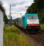 Die an die LINEAS Group NV/SA vermietete E 186 209 (91 88 7186 209-3 B-ATLU) der Alpha Trains Belgium NV/SA, ex Cobra 2817, fhrt am 01 Juli 2024 mit einem langen gemischten Gterzug durch