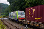 Die BLS Cargo 502, Re 486 502-8/E 486 502 SF  The Alpinists in Europa  (91 85 4486 502-8CH-BLSC) fährt am 07 Juli 2025 mit einem HUPAC KLV-Zug durch Kirchen (Sieg) in Richtung Köln.

Nochmals einen lieben Gruß an den netten Lokführer zurück.

Die TRAXX F140 MS wurde 2008 von Bombardier in Kassel unter der Fabriknummer 34401 gebaut und an die BLS Cargo AG (Bern) geliefert. Die Loks sind nur für die Schweiz, Deutschland, Österreich und Italien zugelassen.

Der Erfolg im Güterverkehr veranlasste die BLS zehn weitere TRAXX zu bestellen im Gegensatz zur ersten Serie TRAXX F140 AC1 mit der Bezeichnung Re 485 001 bis 485 020, die nur unter Wechselstrom fahren können, können die TRAXX F140 MS Re 486 501 bis 486 510 auch unter 3.000 Volt Gleichstrom eingesetzt werden. Bombardier hatte seit der ersten Lieferung Verbesserungen vorgenommen. Dabei wurde der Lokomotivkasten optimiert und die Traktionsausrüstung mit moderneren Komponenten versehen. Eine Nachbeschaffung wäre noch möglich gewesen, hätte aber dazu geführt, dass die Lokomotiven nicht auf dem neuesten Stand waren und nicht unter der Gleichstromfahrleitung eingesetzt werden konnten. Die eingebauten Zugbeeinflussungssysteme erlauben den Einsatz in Deutschland, Österreich, der Schweiz und Italien (DACHI). Anfänglich waren die Lokomotiven in der Schweiz nur für den Einsatz auf Strecken mit konventioneller Zugbeinflussung und nicht auf ETCS Level 2 Strecken zugelassen. Die Re 486 können unter sich und mit den Re 485 und Lokomotiven der Baureihe 185/186 in Vielfachsteuerung eingesetzt werden.

TECHNISCHE DATEN:
Spurweite: 1.435 mm (Normalspur)
Achsformel: Bo’Bo’
Länge über Puffer: 18.900 mm
Höhe: 4.385 mm
Breite: 2.978 mm
Drehzapfenabstand: 10.400 mm
Achsabstand im Drehgestell: 2.600 mm
Dienstmasse: 85 t
Höchstgeschwindigkeit:  140 km/h
Dauerleistung: 5.600 kW
Dauerzugkraft: 300 kN
Treibraddurchmesser: 1.250 mm
Stromsysteme: 15 kV 16,7 Hz, 25 kV 50 Hz Wechselstrom sowie 3 kV und 1,5 kV Gleichstrom
Antrieb: Tatzlager
