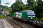 Die österreichische Weco Rail / Wenzel Logistics SIEMENS Vectron AC 1193 900 (91 81 1193 900-8 A-WENA) der Weco Rail GmbH, Wien (ex Walser Eisenbahn GmbH) fährt am 05 August 2025, mit einem KLV-Ganzzug der österreichischen Wenzel Logistics GmbH (Werndorf), durch den Bahnhof Kirchen/Sieg in Richtung Köln.

Die SIEMENS Vectron AC wurde 2022 Siemens in München-Allach unter der Fabriknummer 23014 gebaut und an die damalige WEG - Walser Eisenbahn GmbH geliefert. Im April 2023 wurde die Walser Eisenbahn GmbH in Weco Rail GmbH umfirmiert. Zudem gab man die Partnerschaft mit der Wenzel Logistics GmbH bekannt, die mit zwei eigenen Siemens Vectron Lokomotiven agiert.

Diese Vectron Lokomotive ist als AC – Lokomotive (Wechselstrom-Variante) mit 6.400 kW Leistung und für eine Höchstgeschwindigkeit von 200 km/h konzipiert. Sie wurde in der Vectron Variante AC B14 ausgeführt und hat so die Zulassungen für Deutschland, Österreich, Ungarn, Tschechien, Slowakei, Rumänien und Bulgarien (D / A / H / CZ / SK / RO / BG). So besitzt die Variante AC B14 folgende Zugsicherungssysteme:
ETCS BaseLine 3, sowie für 
Deutschland (PZB90 / LZB80 (CIR-ELKE I))
Österreich (ETCS Level 1 mit Euroloop, ETCS Level 2, PZB90 / LZB80)
Ungarn (ETCS Level 1, EVM (Mirel))
Tschechien und Slowakei (LS (Mirel))
Rumänien und Bulgarien (PZB90)

TECHNISCHE DATEN:
Spurweite: 1.435 mm (Normalspur)
Achsformel: Bo’Bo’
Länge über Puffer: 18.980 mm
Breite (über Handstangen): 3.012 mm
Höhe (Panto abgesenkt): 4.248 mm
Begrenzungslinie: UIC 505-1
Drehzapfenabstand:  9.500 mm
Achsabstand in Drehgestell:  3.000 mm
Raddurchmesser:  1.250 mm (neu) / 1.160 mm (abgenutzt)
Dienstgewicht: 87 t
Max. Radsatzlast: 21,8 t
Meterlast: 4.742 kg
Höchstgeschwindigkeit: 200 km/h 
Antriebsleistung: 6.400 kW (AC)
Anfahrzugkraft: 340 kN
Kleinster bef. Halbmesser: 140 m (Strecke) / 80 m (Depot)
Stromsysteme: 15kV/16,7Hz und 25kV/50Hz
Antriebsart: IGBT Stromrichter und Drehstrom Fahrmotore mit Ritzelhohlwellenantrieb
Bremsbauart: KE-GPR-E m Z, (D), ep. Dynamisches Bremssystem Elektrodynamische Hochleistungs-Rückspeisebremse
Leistung der dynamischen Bremse: 6.400 kW 
E-Bremskraft der dynamischen Bremse: 150 / 240 kN
