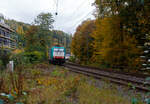 Die an die Crossrail Benelux N.V. (100% Tochterder BLS Cargo AG) vermietete E 186 220 (91 88 7186 211-9 B-ATLU) der Alpha Trains Belgium, ex COBRA 2819 (91 88 7186 211-9 B-B), fährt am 09 Oktober 2025 mit einem geschlossen Doppelstock- Autotransportzug der ARS Altmann AG (mit Wagen der Gattung Hccrrs), durch Kirchen/Sieg in Richtung Siegen.

Die Bombardier TRAXX F140 MS wurde 2008 von Bombardier Transportation in Kassel unter der Fabriknummer 34398 gebaut. Die Multisystemlokomotive hat die Zulassungen bzw. besitzt die Länderpakete für Deutschland, Österreich, die Niederlande und Belgien. (D/A/NL/B). In Deutschland, der Niederlande und in Belgien ist sie für eine Höchstgeschwindigkeit von 160 km/h zugelassen, in Österreich nur für 140 km/h.