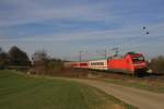 101 054-5 zieht den RE4015 nach Mnchen bei Fahlenbach.