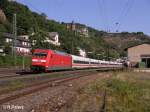 101 130-3 schiebt den IC 1818 Stuttgart-Kln ,der aus ex Metropolitanwagen besteht, durch Bacharach.