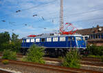Auf unserer Fahrt mit einem IC nach Oberhausen am 24 Juni 2025 kommt uns kurz vor Oberhausen Hbf diese Bügelfalten E 10 entgegen, leider mit Spiegelungen da durch die Scheibe fotografiert. Es ist die 110 448-8 (91 80 6110 448-8 D-TRAIN) der TRI Train Rental GbR (Eckental-Eschenau), ex DB 115 448-3, ex DB 110 448-8, ex DB E 10 448-8.

Die E 10 (Bügelfalte ohne Verschleißpufferbohlen) wurde 1967 von der Krauss-Maffei AG in München-Allach unter der Fabriknummer 19223 gebaut, die Elektrik ist von den SSW - Siemens-Schuckert-Werke in Berlin. Sie wurde als E 10 448 an die Deutsche Bundesbahn geliefert. Mit der Einführung des EDV-Nummernsystems wurde sie zum 01.01.1968 zur DB 110 448-8, zum 17.12.2005 ging sie an die DB AutoZug GmbH und wurde so nun zur DB 1115 448-3 als solche kam sie 2015 zur DB Fernverkehr AG, am 17.01.2019 entgleiste die Lok beim Rangieren mit allen Achsen in Engelsdorf. So wurde sie 2020 ausgemustert und an die TRI - Train Rental International GmbH verkauft. Bis Ende 2024 wurde die Lok durch die Baltic Port Services GmbH in Mukran betriebsfähig aufgearbeitet und am 10.Dezember 2024 durch die TRI GmbH wieder in Betrieb genommen. Anlässlich der Untersuchung erhielt die Lok im Dezember 2024 eine Neulackierung in der Farbgebung in saphirblau mit silbernem Dach.

Bemerkungen/Besonderheiten: Konventionelle-Wendezug-Steuerung (36-poliges Kabel), Linienzugbeeinflussung (LZB); CIR-ELKE (Abk. Computer Integrated Railroading – Erhöhung der Leistungsfähigkeit im Kernnetz)