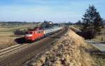 Bei Eutingen im Gäu ist 110 226-8 im Februar 1988 mit einem Schnellzug Richtung Schweiz unterwegs