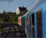 Zum Thema Nahverkehr vor 40 Jahren. Hier gibt es einen  Museumsverkehr  vom Feinsten diesen Sommer. 

Mit 111 185 im Radfahrerzug nach Stuttgart. Im Hintergrund das Engener Stadtschloss zu dessen Füssen meine Reminiszenzfahrt auch endete. Juli 2022.