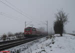 111 187-1 zieht bei Plling den RE50 Mnchen - Regensburg - Nrnberg.