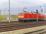 112 120-1 schiebt den RE1 wieder zurck in den Bahnhof.