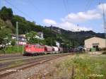 140 621-4 durchfhrt Bacharach mit einGetreidezug gen Sden.