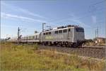 Passend zum RABe 502 203 in Donauwörth von Horst ein paar Bilder, wie er deutschen Boden betreten hat. Hier bei Binzen an der Ausfädelung aus der Altbaustrecke zum Katzenbergtunnel muss sich der Zug durch zwei S-Kurven auf gerader Strecke zwängen. 139 558-1 zieht die Komposition aus Triebzug und Bremswagen. Im Gegenlicht leider nur sehr schwer zu fassen... September 2018.