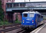 evb: Lokzug von evb Logistik mit der blauen 140 870-7 (ehemals DB) beim Passieren des Bahnhofs HAMBURG HARBURG am 13.