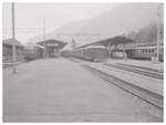 Als DB-Lokomotiven bei den SBB fuhren: Interlaken Ost. Links die E40 244, in der Mitte ein Brünig-Bahn Triebwagen Deh4/6, rechts ein BOB-Zug, noch mit alter HGe3/3 Lokomotive in der Zugsmitte eingereiht. 9.Juli 1964 