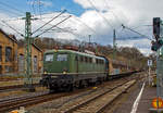 Früher waren sie auch mal in der Schweiz zu sehen, wie Bilder von Peter zeigen. 

Schon 58 Jahre alt und immer noch schön....
Die 140 438-3 (91 80 6140 438-3 D-BYB) der BayernBahn GmbH, ex DB E 40 438, fährt am 15.04.2020, mit dem sogenannten  Henkelzug  (Langenfeld/Rhld. nach Gunzenhausen), durch Betzdorf (Sieg) in Richtung Siegen.

Die Lok wurde 1963 von Henschel & Sohn in Kassel unter der Fabriknummer 30669 gebaut, der elektrische Teil ist von BBC (Brown, Boveri & Cie.) aus Mannheim. Als E 40 438 wurde sie 1963 von der Deutsche Bundesbahn in Dienst gesetzt, mit der Einführung des EDV-Nummernsystems wurde sie zum 01.01.1968 zur DB 140 438-3, die Ausmusterung bei der DB Schenker erfolgte 2012 und sie wurde an die BayernBahn GmbH verkauft. Dort wurde wieder die Ursprungsfarbgebung (chromoxidgrün).

Die E 40 der Deutsche Bundesbahn und ab dem Jahr 1968 als Baureihe 140 geführten Loks sind technisch gesehen eine E 10.1 ohne elektrische Bremse, jedoch mit geänderter Übersetzung des Getriebes. Mit 879 Exemplaren ist die E 40 die meistgebaute Type des Einheitselektrolokprogramms der Deutschen Bundesbahn. Ihre zulässige Höchstgeschwindigkeit betrug am Anfang entsprechend ihrem vorgesehenen Einsatzgebiet im mittelschweren Güterzugdienst 100 km/h, diese wurde im Juni 1969 jedoch auf 110 km/h erhöht, um die Züge zu beschleunigen und die Loks auch besser im Personen-Berufsverkehr einsetzen zu können.

TECHNISCHE DATEN:
Spurweite: 1.435 mm
Achsanordnung: Bo´Bo´
Länge über Puffer: 16.440 mm
Drehzapfenabstand: 7.900 mm
Achsstand in den Drehgestellen: 3.400 mm
Gesamtachsstand: 11.300 mm
Treibrad-Durchmesser: 1.250 mm
Dienstgewicht:  86t
Achslast: 21,5t
Zulässige Höchstgeschwindigkeit: 110 Km/h
Stromsystem: Einphasen-Wechselstrom 15 000 V, 16 ²/³ Hz
Nennleistung: 3.700 kW (5.032 PS)
Zugkraft:	336 kN
Nennleistung Trafo: 4040 kVA
Anzahl Fahrstufen:  28
Anzahl Fahrmotoren:  4
Fahrmotor-Typ: SSW WB 372

Beschaffungskosten:  ca. 1.226.000 DM

Wie alle Lokomotiven des Einheitslokomotivprogramms hatte die Baureihe E 40 als geschweißte Kasten-Konstruktionen mit Drehzapfen ausgeführte Drehgestelle und geschweißte Kastenaufbauten mit Lüftergittern. Die ebenfalls geschweißten Lokkästen unterscheiden sich im Wesentlichen nur durch ihre Länge und die Anordnung von Seitenfenstern und Lüftergittern von den anderen Einheitslokbaureihen. Der Rahmen stützt sich über Schraubenfedern und Gummielemente auf die Drehgestelle ab. Als Bremse wird eine indirekt wirkende Druckluftbremse Bauart Knorr und zum Rangieren eine direkt wirkende Zusatzbremse verwendet. Die Bremsklötze der E 40 sind im Vergleich zu denen der E 10 kleiner ausgeführt.

Die Fahrmotoren sind 14-polige Motoren vom Typ WB 372, wie sie später auch bei den Baureihen 111 und 151 weiterverwendet wurden. Wie bei allen Loks des Einheitslokprogramms wurde der Gummiringfeder-Antrieb der Siemens-Schuckertwerke (SSW) eingesetzt, der sich bei den ersten E 10.0 überdurchschnittlich gut bewährt hatte.

Auf dem Dach befinden sich die Scheren-Stromabnehmer Bauart DBS 54a, daran schließen sich die obligatorischen Dachtrenner, der Druckluft-Hauptschalter und Oberspannungswandler zur Überwachung der Spannung des Fahrdrahts an. Die Transformatoren sind Dreischenkel-Trafos mit Ölkühlung, an denen das Schaltwerk mit 28 Fahrstufen angeschlossen ist. Die Steuerung ist als Nachlaufsteuerung ausgelegt, bei der der Lokführer die Fahrstufe vorwählt und das Schaltwerk die gewählte Stellung selbsttätig anläuft. Im Notbetrieb ist eine Handsteuerung über eine Kurbel, oder ab 140 757, mit einer Auf/Ab-Flippersteuerung möglich
