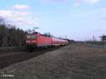 143 889-4 schiebt RE 18229 Cottbus bei Eisenhttenstadt.